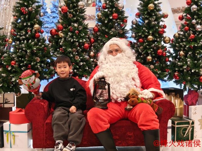 穆勒社媒分享与弟弟的圣诞合影：节日快乐