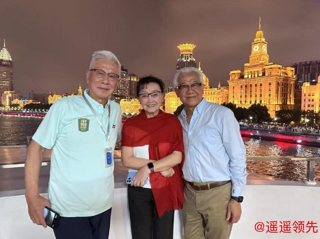 2024年何慧娴（中）和她丈夫（左）与戴耀宗（右）夜游黄浦江
