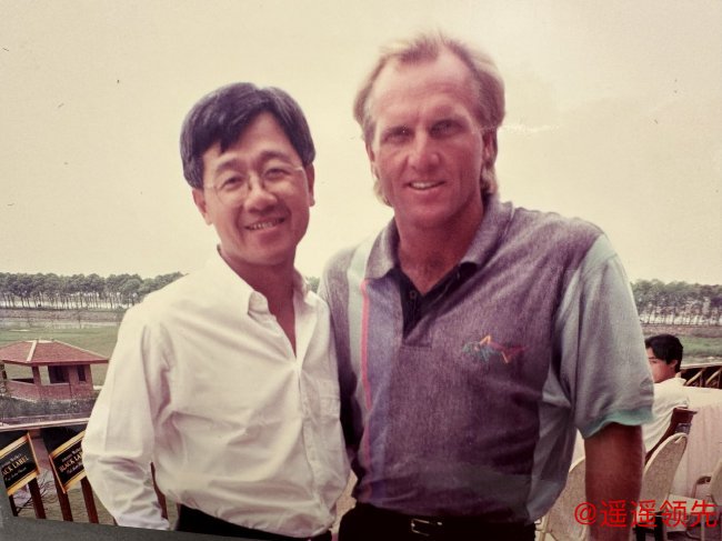 1993年戴耀宗（左）和格雷格-诺曼（右）在逐洞赛合影