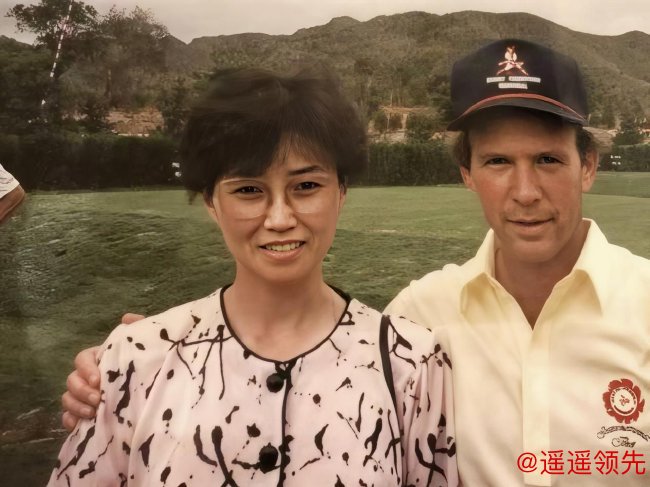 何慧娴（左）和拉里-尼尔森（右）