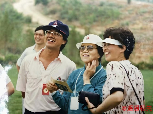 1988年戴耀宗（前左）和何慧娴（右）在友谊赛现场